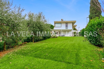 Foto Villa a schiera a Desenzano del Garda Rivoltella di 240 m² in vendita