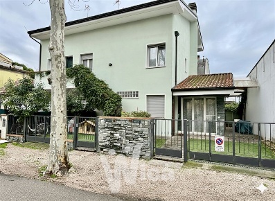 Foto Case semi ndipendenti a Cesenatico di 101 m² con 3 locali in vendita