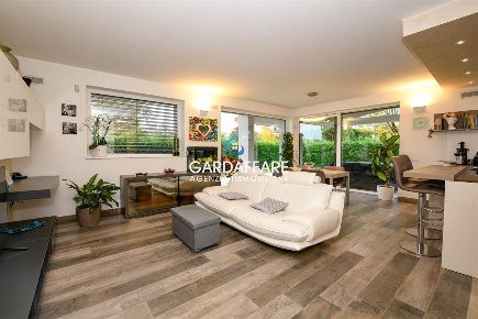 Foto Villa unifamiliare a Desenzano del Garda di 390 m² con 8 locali