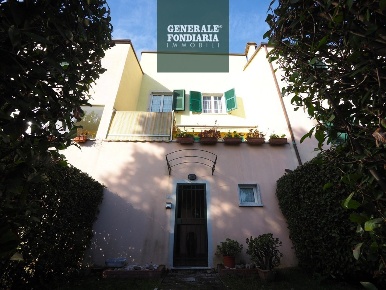 Foto Villa a schiera a Ameglia di 136 m² con 6 locali in vendita