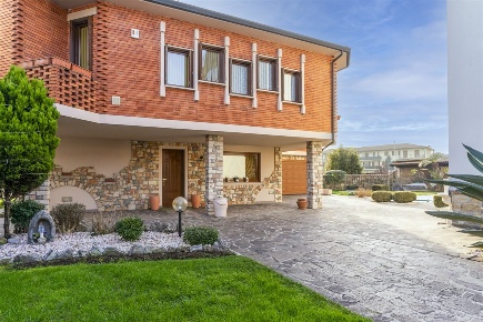 Foto Villa unifamiliare in via fleming, Pontoglio di 372 m² con 5 locali