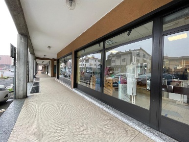 Foto Negozio in via Piave, Azzate Centro di 350 m² con 2 locali in vendita