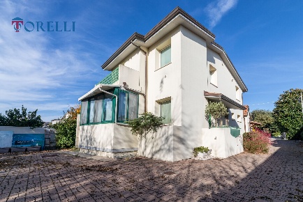 Foto Attività commerciale a Cervia di 126 m² con 5 locali in vendita