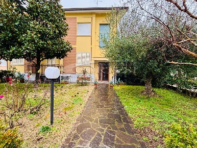 Foto Appartamento a Fano di 188 m² con 5 locali in affitto