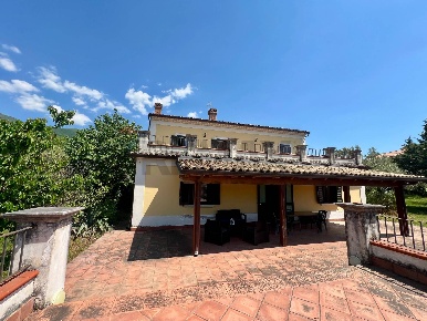 Foto Villa unifamiliare a San Potito Sannitico di 210 m² con 8 locali
