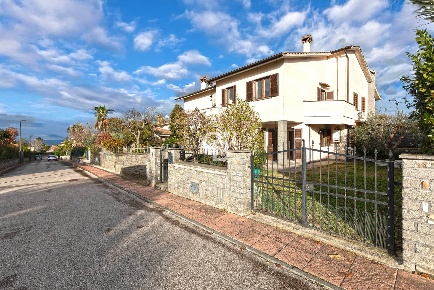 Foto Villa unifamiliare in Via Aldo Moro, Bomarzo Centro di 115 m²