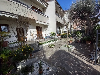 Foto Case semi ndipendenti in Via Vico Squarano 22, Viterbo di 215 m²