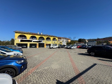 Foto Locale commerciale a Cairo Montenotte Centro di 500 m² con 2 locali