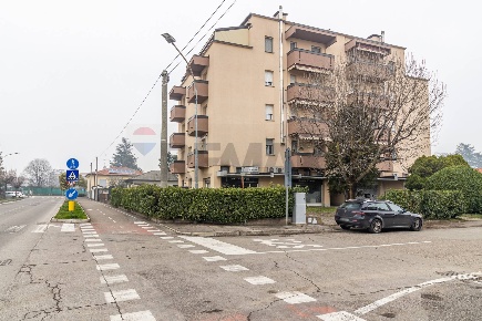 Foto Negozio in via Alfieri 12, Villa Cortese di 92 m² con 2 locali