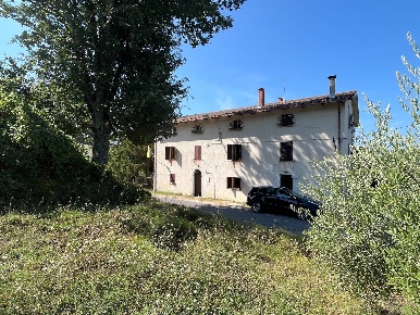 Foto Case semi ndipendenti a Gualdo Tadino di 300 m² con 8 locali