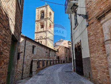 Foto Casa indipendente a Castignano Centro di 288 m² con 9 locali