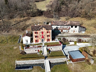 Foto Villa unifamiliare in Via Norcen 49, Pedavena Centro di 350 m²