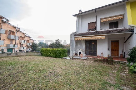 Foto Villa a schiera in via dei gelsomini 39, Montemarciano di 220 m²