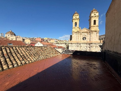 Foto Appartamento in Via Azuni, Cagliari Stampace di 325 m² con 7 locali