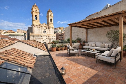 Foto Appartamento in Via Azuni, Cagliari Stampace di 325 m² con 7 locali