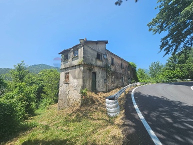 Foto Rustico in Località Laccio snc, Torriglia Laccio di 254 m² in vendita