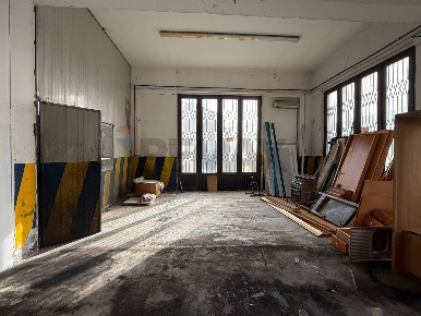 Foto Locale commerciale in Piazza Kennedy, Zafferana Etnea Centro di 150 m²