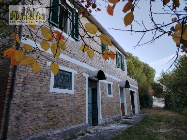 Foto Casa indipendente in CONTRADA CIAFONE, Offida di 280 m² con 10 locali