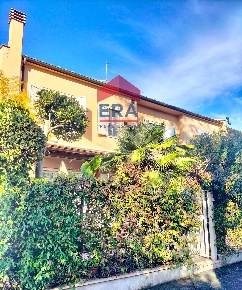 Foto Villa a schiera in Via Gabriele Malagrida 11, Roma Acilia di 150 m²