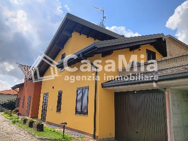 Foto Villa unifamiliare in via leopardi, Fagnano Olona di 300 m² in vendita