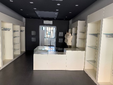 Foto Locale commerciale a Mantova Centro di 65 m² con 2 locali in affitto