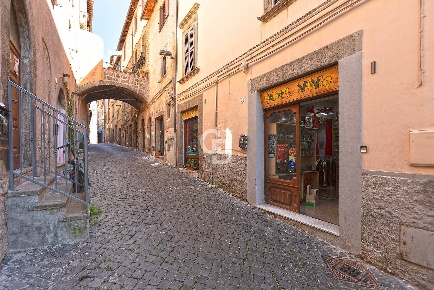 Foto Locale commerciale in Via Macel Gattesco, Viterbo di 100 m² in vendita