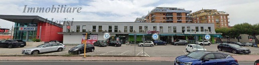 Foto Locale commerciale in Via Dante Alighieri, Grottammare di 300 m²