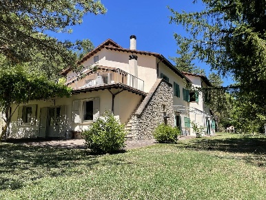 Foto Rustico in Preci frazione Saccovescio, Preci di 600 m² con 20 locali