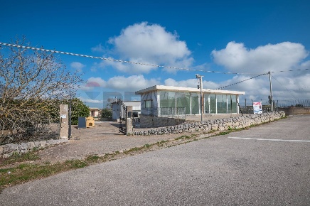 Foto Locale commerciale in contrada cimilla sn, Ragusa di 335 m² in vendita