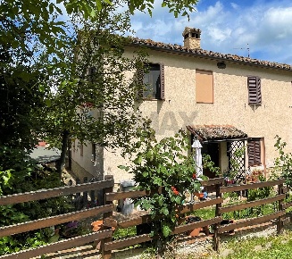 Foto Case semi ndipendenti in Frazione Castiglioni Via Moscatelli 80/b,