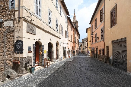 Foto Attività commerciale in Via degli Anguillara, Capranica Centro