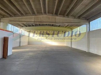 Foto Magazzino in via john fitzgerald kennedy snc, Ambivere di 180 m²