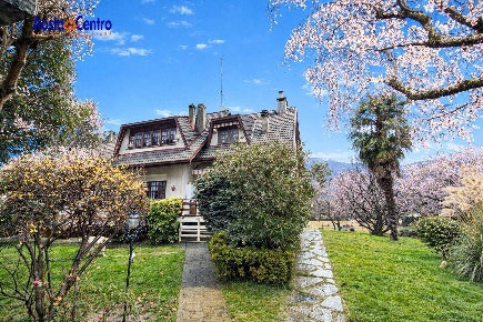 Foto Casa indipendente in Frazione Campore Grangia 16, Cuorgnè di 261 m²