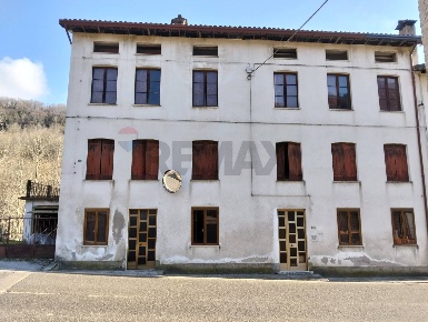 Foto Casa indipendente in Via Gisbenti 16, Valli del Pasubio di 280 m²
