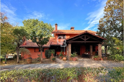 Foto Villa unifamiliare in Strada Due Casali, Viterbo di 200 m² in vendita