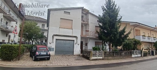 Foto Casa indipendente in Viale Piane San Donato, Corropoli di 435 m²