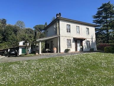 Foto Villa unifamiliare in Via Scarpello 5, Camaiore di 220 m² in vendita