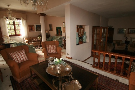 Foto Villa unifamiliare a Carrara Marina di Carrara di 200 m² con 9 locali