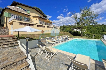 Foto Villa unifamiliare a Castelnuovo Magra Centro di 260 m² con 12 locali