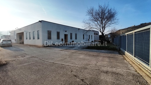 Foto Capannone industriale a Ascoli Piceno di 860 m² con 10 locali