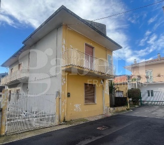 Foto Casa indipendente in Silvio Pellico, Vitulazio di 160 m² con 6 locali