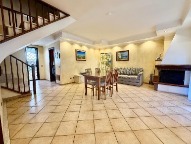 Foto Villa a schiera in Via Lubiana, Ladispoli di 148 m² con 6 locali