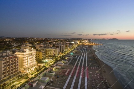 Foto Locale commerciale a Riccione Abissinia di 314 m² con 7 locali