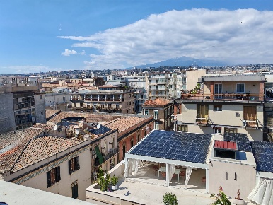 Foto Appartamento in Via Roccaromana, Catania di 187 m² con 7 locali