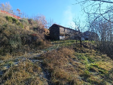 Foto Rustico in Case Sparse, Cairo Montenotte Bragno di 170 m² con 7 locali