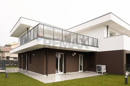 Foto Villa unifamiliare in VIA PALMA IL VECCHIO, Bonate Sotto di 264 m²