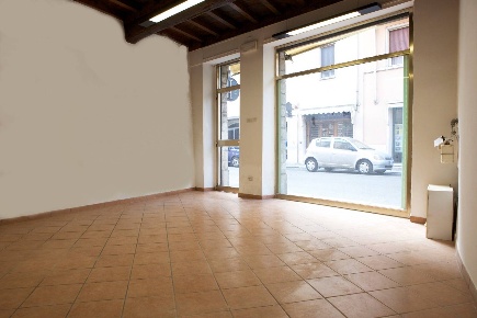 Foto Locale commerciale a Mantova Centro di 55 m² con 2 locali in affitto