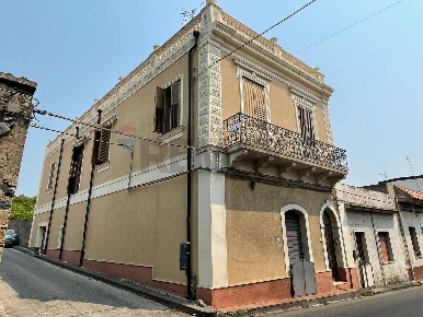 Foto Casa indipendente in via lapide nuova 39, Calatabiano di 545 m²