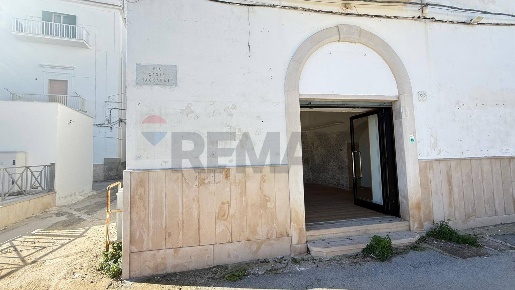 Foto Locale commerciale in Via S. Naccarati 20, Vieste Centro di 77 m²