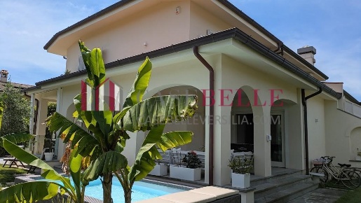 Foto Case semi ndipendenti a Forte dei Marmi Centro di 160 m² con 7 locali